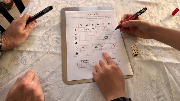 משחק חשיבה עם קוביות