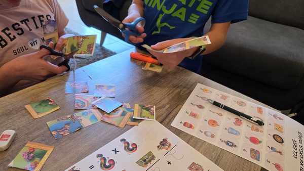 ילדים פותרים חידה סביב שולחן