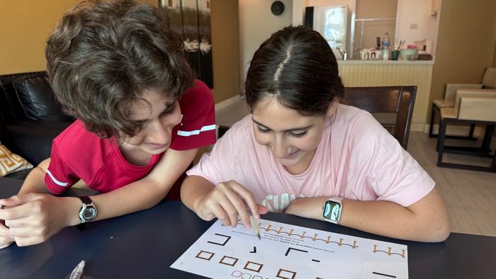 זמן איכות עם הילדים בחדר בריחה מודפס