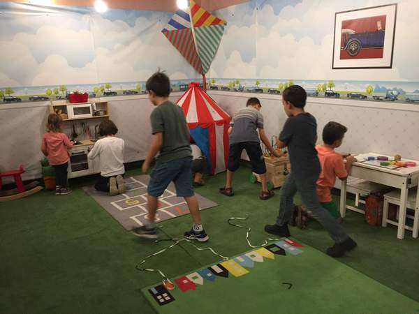ילדים בחדר בריחה